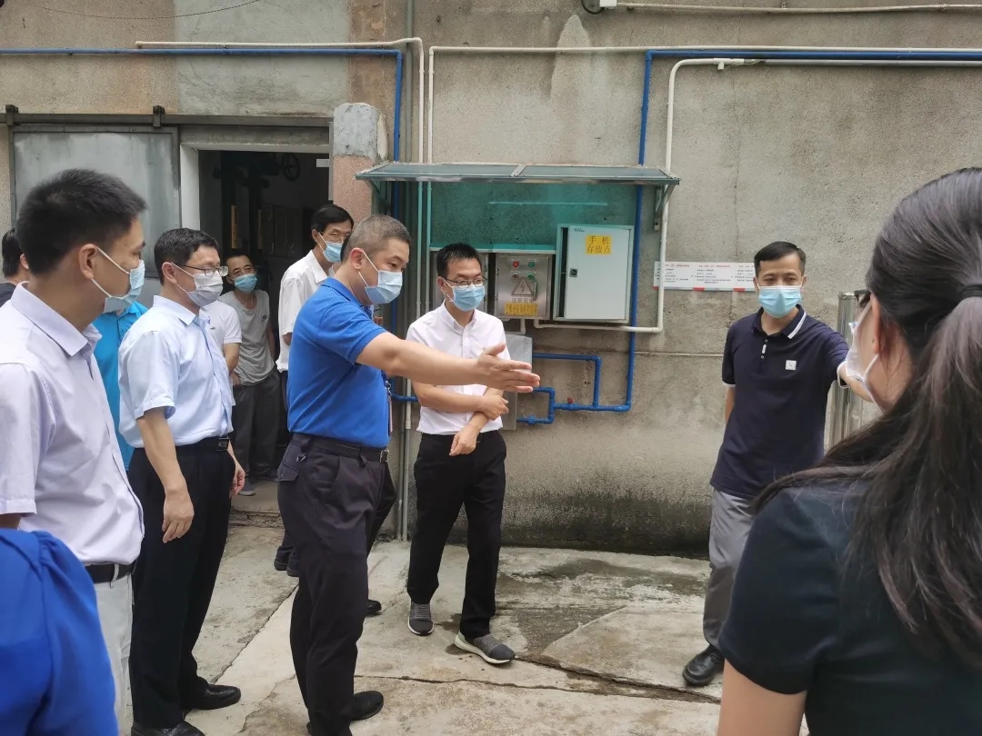 海珠区常务副区长傅晓初到白云山Z6人生就是博公司开展清静生产检查