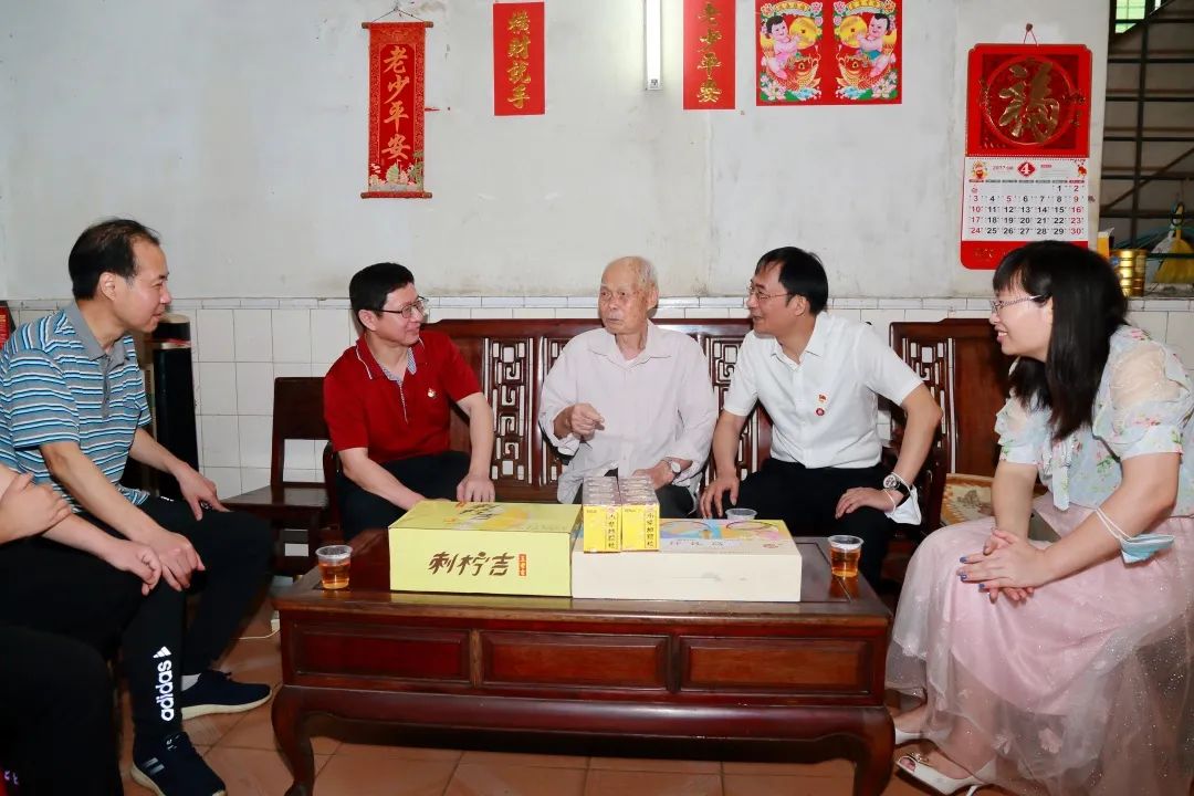 强国再起有我 传承劳模精神——白云山Z6人生就是博公司向导“五一”前夕走访慰问劳动模范和下层一线员工