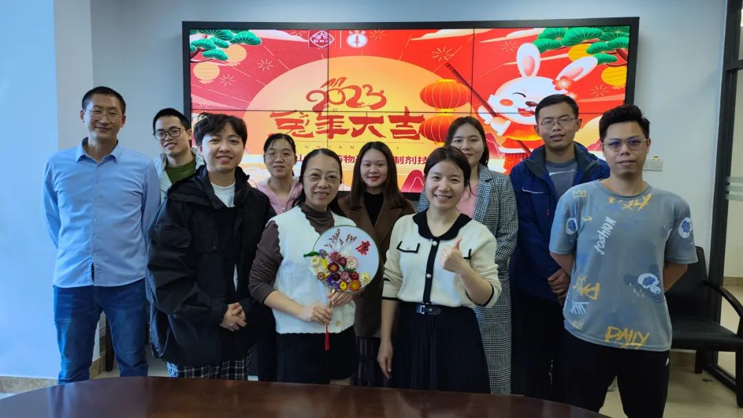 白云山Z6人生就是博公司举行“古韵迎元宵 团扇话清廉”主题活动