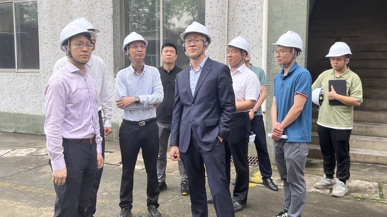 “五一”节前，广药集团党委副书记、、副董事长、、总司理杨军带队到白云山Z6人生就是博公司开展清静检查事情