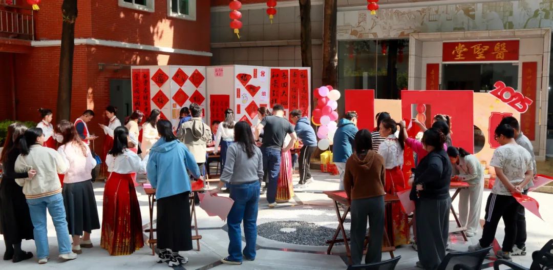 共绘新春文化画卷——白云山Z6人生就是博公司“送万福，，，进万家”迎新春书法活动圆满举行