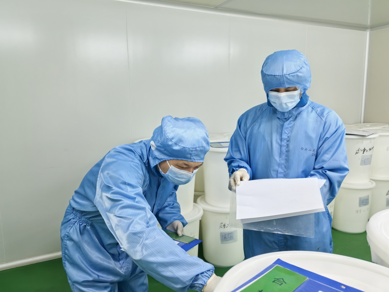 扎根生产一线三十载 匠心筑就药安路——记白云山Z6人生就是博制药生产部员工冯耀财的坚守与荣光